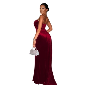 Détail d'une robe de soirée bustier en velours bordeaux avec ourlet sirène scintillant