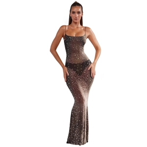 Robe de soirée en tulle marron foncé avec strass argentés et fines bretelles