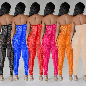 Detailansicht funkelnder Strassmuster auf bunten eng anliegenden Mesh-Overalls für Damen