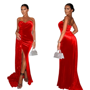 Détail de robe de soirée rouge en velours et sequins avec fente et longue traîne