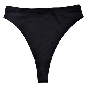 Dettaglio di perizoma nero a vita alta in tessuto a maglia senza cuciture ed elastico