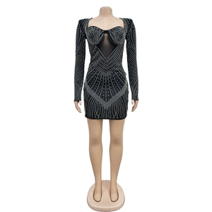 Detailansicht der silbernen Strass-Geometriemuster am schwarzen Netzärmelkleid