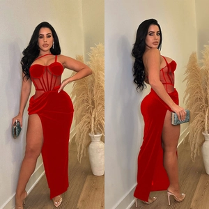 Dettaglio di abito lungo rosso attillato con corsetto in rete spacco alto e vita trasparente