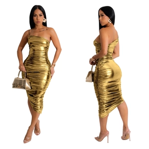 Détails de la robe midi dorée métallisée avec épaule dénudée et texture drapée moulante