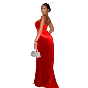 Détail de la texture en velours rouge foncé sur une robe de soirée bustier moulante