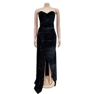 Détail de paillettes noires sur robe de soirée bustier avec fente latérale haute