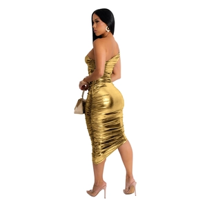 Détail de la robe dorée asymétrique ajustée avec des plis froncés élégants