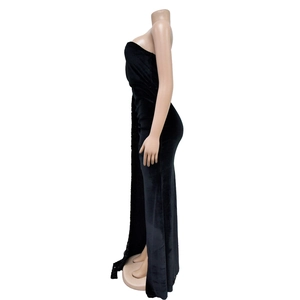 Détail de la robe bustier en velours noir avec empiècements à paillettes sur un mannequin