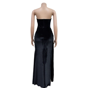 Détail d'une robe bustier en velours avec fermeture éclair au dos et sequins brillants