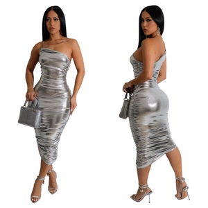 Détails de la robe midi argentée métallisée à fronces avec un design asymétrique à une épaule