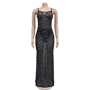 Détail d'une robe en maille noire avec strass scintillants et coupe ajustée élégante