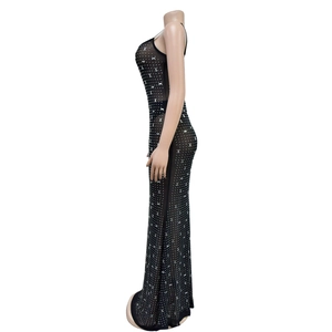 Détail de la robe sirène en tulle noir ornée de strass argentés scintillants