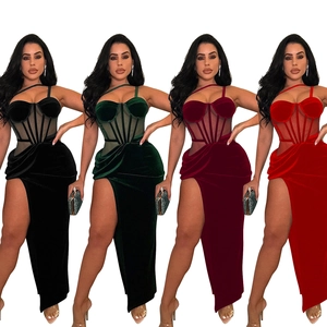 Dettaglio di abiti da sera in velluto in quattro colori con corsetto in mesh e spacco