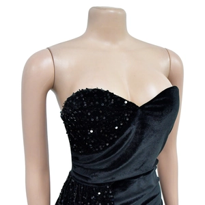 Détail du bustier à paillettes et empiècement en velours sur la robe de soirée noire