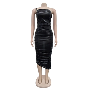 Détail de la robe moulante noire brillante avec fronces latérales et fine bretelle