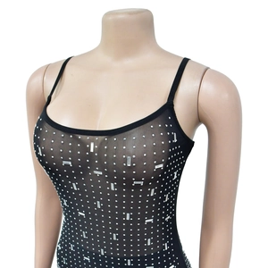 Détail du tissu en maille noire avec strass scintillants et fines bretelles spaghetti