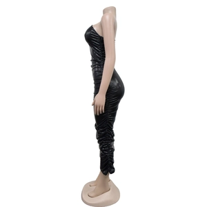 Détail du cordon de serrage froncé sur la robe longue bustier noire métallisée