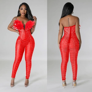Roter Strass-Jumpsuit mit Federbesatz und trägerlosem Mieder, Vorder- und Rückansicht