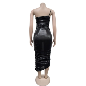 Vue détaillée du dos d'une robe moulante noire à une épaule froncée avec une finition satinée