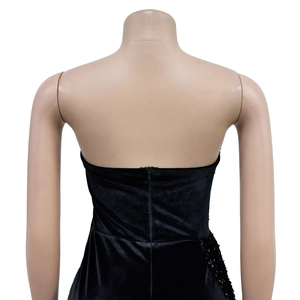 Détail du dos d'une robe en velours à paillettes noires avec fermeture éclair invisible