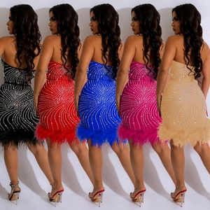 Détail des motifs en strass et de l'ourlet en plumes sur cinq robes courtes de couleurs variées