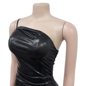 Détail du tissu noir métallisé avec fronces latérales et décolleté asymétrique moderne
