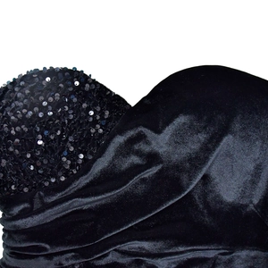 Détail du décolleté en cœur avec velours noir et empiècement de paillettes scintillantes