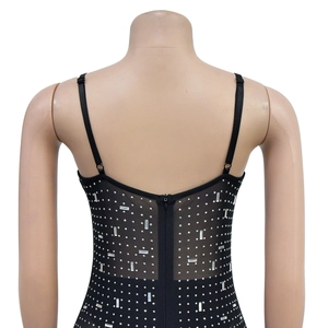Détail du dos de la robe noire avec strass, fermeture éclair et cristaux argentés brillants