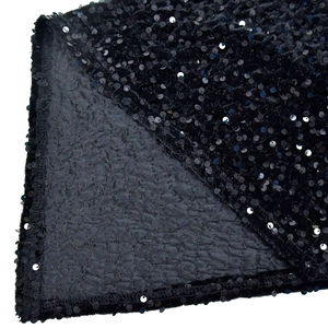 Gros plan détaillé de paillettes noires brillantes avec coutures et doublure de haute qualité