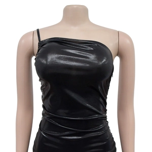 Détail du tissu métallique noir brillant avec texture froncée sur une robe à une épaule