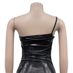Détail de la robe noire brillante à une épaule avec des fronces élégantes au dos