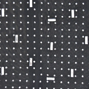 Gros plan du tissu en maille noire avec motifs géométriques de strass étincelants