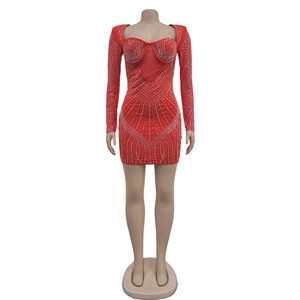 Detailansicht des roten Strass-Bodycon-Kleides mit Netzärmeln und Korsett-Oberteil-Design