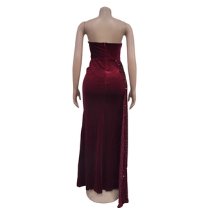 Détail d'une robe de soirée en velours bordeaux avec sequins et zip invisible