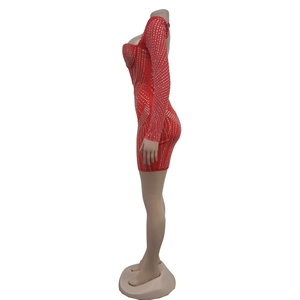 Detail eines roten Bodycon-Minikleids mit Strassmustern und transparenten Ärmeln