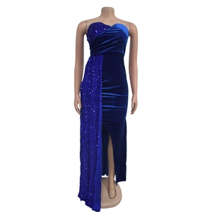 Détail de robe de soirée en velours bleu marine avec paillettes et fente asymétrique