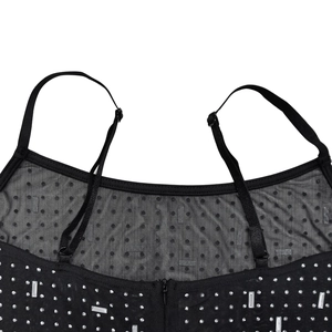 Détail de la robe à bretelles en tulle avec strass brillants et bretelles fines