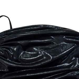 Détail du tissu à revêtement métallique noir avec texture fine et une fine bretelle