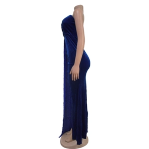Détail de robe en velours bleu avec fente latérale haute et ornements de sequins drapés