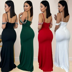 Détail de robe de soirée élégante avec des franges en strass sur les manches nues