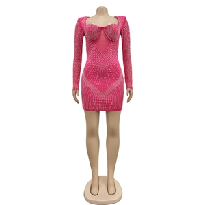 Detail eines rosa figurbetonten Minikleides mit silbernen Strasssteinen und Netzärmeln