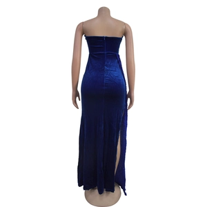 Détail de la robe bustier longue en velours bleu roi avec fermeture éclair et paillettes