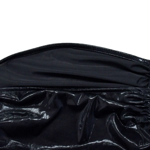 Détail du tissu noir brillant avec texture et coutures de l'ourlet professionnelles