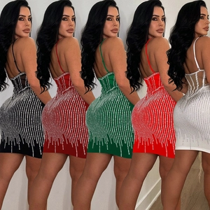Détail de mini robes moulantes à franges strassées en noir, rouge, vert et blanc