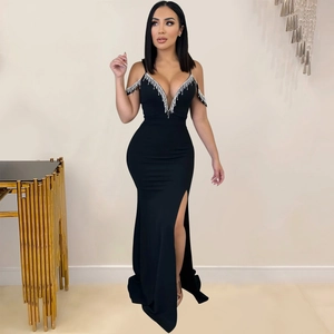 Détail de franges en strass argentés sur robe noire à décolleté en V plongeant