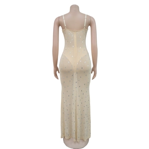Détail du dos d'une robe longue en mesh avec strass argentés et fermeture invisible