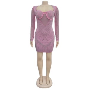 Detail des rosa Strass-Bodycon-Kleids mit Mesh-Patchwork und eckigem Ausschnitt