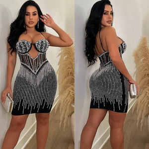 Robe courte moulante noire élégante avec strass brillants et décolleté en forme de cœur