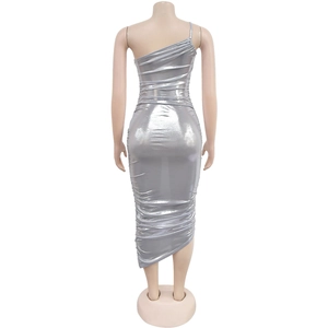 Vue arrière de robe argentée métallisée froncée avec ourlet asymétrique sur mannequin