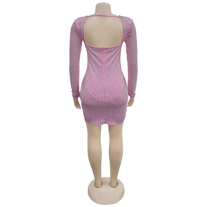 Nahaufnahme silberner Strasssteine in geometrischen Mustern auf der rosa Minikleid-Rückseite